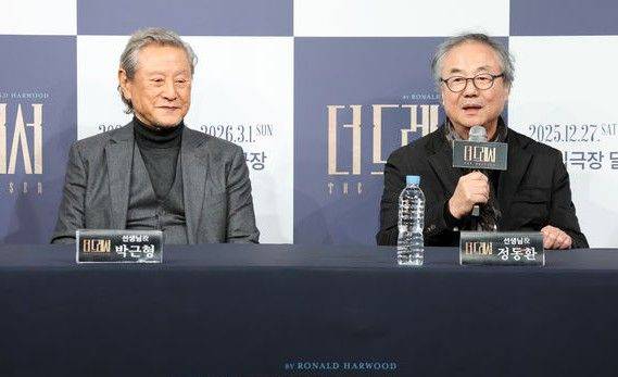 연극  ‘더 드레서’에서 극단을 이끄는 노배우로 더블캐스팅된 배우 박근형(왼쪽)과 정동환.                (c)나인스토리