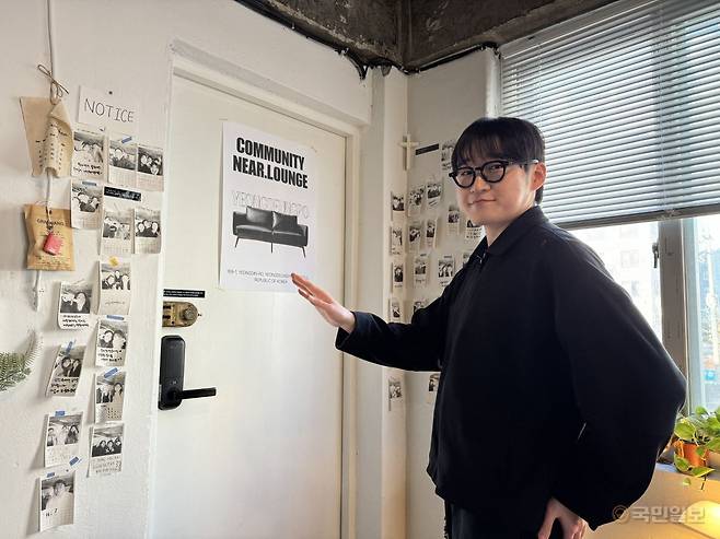 김성경 커뮤니티오브니어 목사가 13일 영등포 예배 공간에서 공동체 특징에 대해 소개하고 있다.