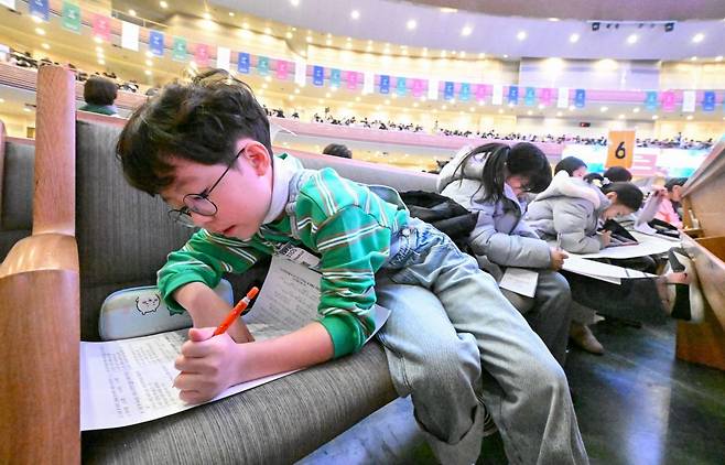 전국대회 성경고사 참가 어린이가 15일 서울 서초구 사랑의교회에서 문제를 풀고 있다. 신석현 포토그래퍼