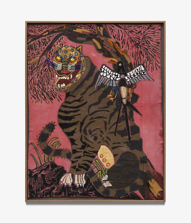 이두원, 소나무 아래 도깨비 호랑이와 까치, 2026, 수제 울에 먹, 아크릴, 과슈, 울실 스티치, 158.5 × 122.5 cm, F 163 × 126 × 5 cm