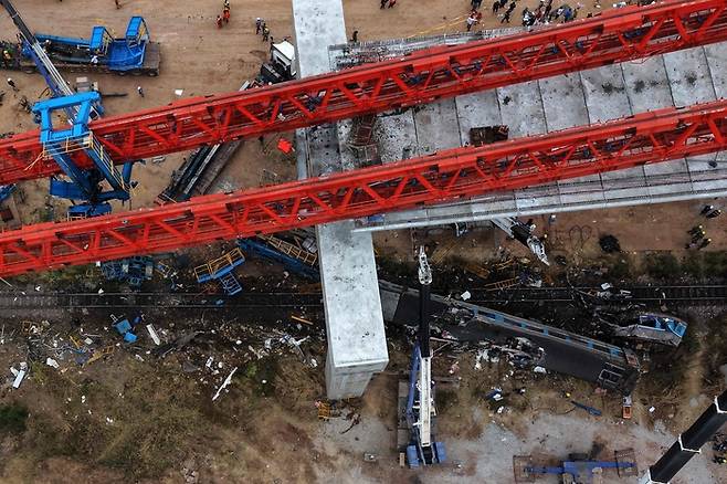 14일(현지시간) 오전 태국 중부 나콘랏차시마주 시키오 지역의 고속철도 고가철로 공사장에서 크레인이 붕괴, 아래 기존 철로를 지나던 열차를 덮쳐 지금까지 32명이 숨졌다. [AP=연합뉴스]