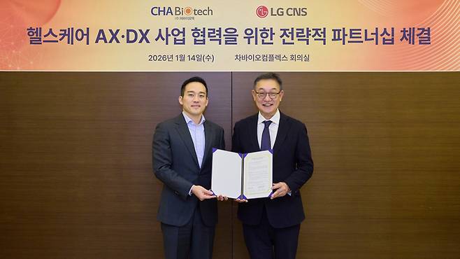 차바이오그룹 차원태 부회장(왼쪽)과 LG CNS CEO 현신균 사장이 14일 열린 지분 투자 및 AX·DX 사업 협력을 위한 전략적 파트너십 협약식에서 기념사진을 촬영하고 있다. [사진=차바이오텍]