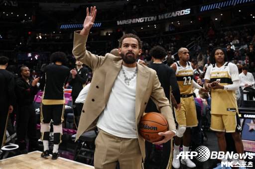 지난 1월 9일 뉴올리언즈와 경기 도중 홈팬들에게 인사하고 있는 트레이 영. 사진=ⓒAFPBBNews = News1