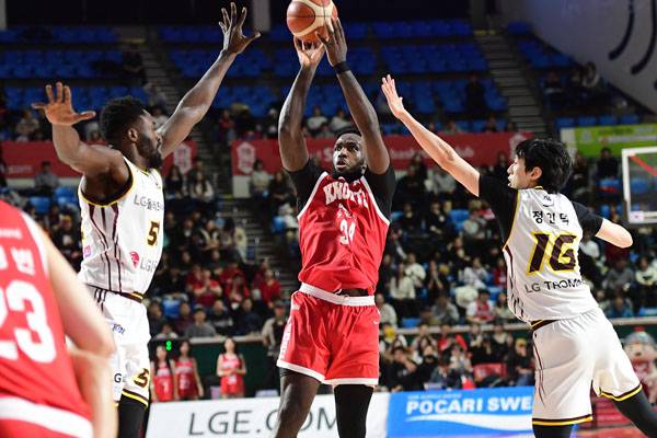 워니는 이날 더블 더블 기록하며 팀 공격을 이끌었다. 사진 제공= KBL