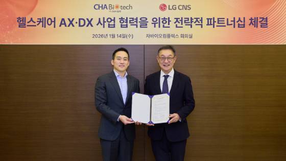 차원태 차바이오그룹 부회장(왼쪽)과 현신균 LG CNS 최고경영책임자(CEO, 사장)이 14일 열린 지분 투자 및 AX·DX 사업 협력을 위한 전략적 파트너십 협약식에서 기념사진을 촬영하고 있다. /사진=차바이오텍