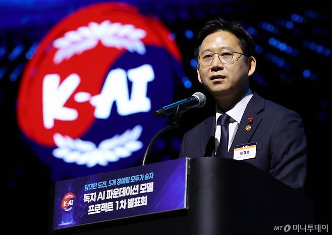 [서울=뉴시스] 이영환 기자 = 배경훈 부총리 겸 과학기술정보통신부 장관이 30일 오후 서울 강남구 코엑스에서 열린 독자 AI 파운데이션 모델 프로젝트 1차 발표회에 참석해 축사를 하고 있다. 2025.12.30. 20hwan@newsis.com /사진=이영환