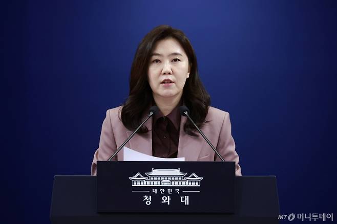 [서울=뉴시스] 최동준 기자 = 강유정 대변인이 12일 청와대에서 캄보디아 성착취 스캠조직 검거 관련 브리핑을 하고 있다. 2026.01.12. photocdj@newsis.com /사진=최동준