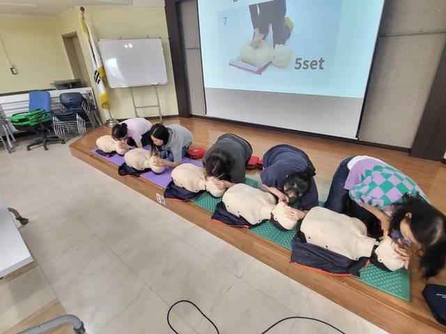 마네킹 이용한 심폐소생술 교육. 강서구청 제공