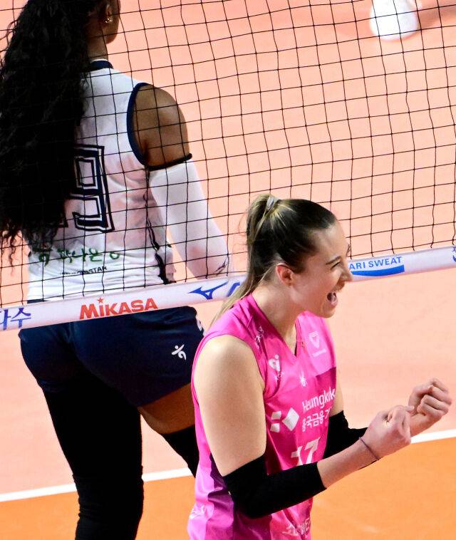 레베카가 모마 상대로 득점에 성공한 뒤 기뻐하고 있다 / 한국배구연맹(KOVO)