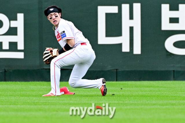 2025년 10월 9일 인천 SSG랜더스필드에서 진행된 '2025 신한 SOL뱅크 KBO리그 준플레이오프' 1차전 삼성-SSG의 경기. SSG 최지훈이 2회초 1사 1,2루에서 이재현의 타구를 슬라이딩 캐치로 잡은 뒤 2루 주자를 바라보고 있다./마이데일리