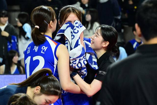 수건으로 얼굴을 가리며 펑펑 울고 있는 IBK기업은행 고의정 / 한국배구연맹(KOVO)