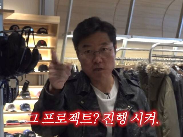 나영석이 고가의 옷을 입고 테토남 면모를 보여주고 있다. / 유튜브 '채널십오야'