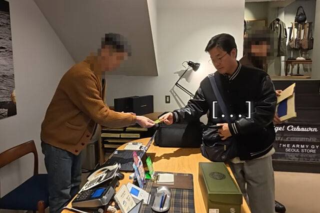 나영석이 마음에 드는 옷을 발견 후 결제를 하고 있다. / 유튜브 '채널십오야'