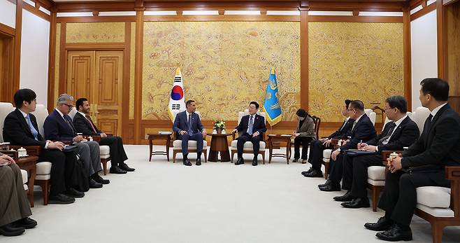 이재명 대통령이 15일 청와대에서 아랍에미리트(UAE) 칼둔 칼리파 알 무바라크 아부다비 행정청장을 접견하고 있다. [연합]