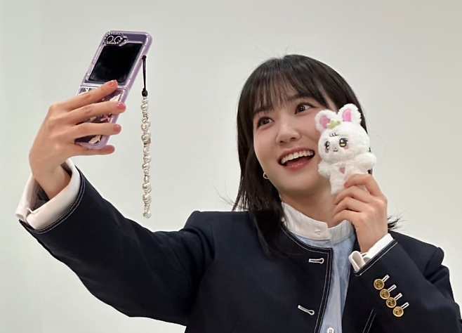 삼성전자의 갤럭시 스마트폰을 사용하는 배우 박은빈. 애플이 삼성과의 ‘AI 경쟁’에서 뒤처지면서 아이폰 사용자가 갤럭시로 기기를 변경하는 사례가 등장하고 있다. 12일(현지시간) 애플은 구글과 AI 모델 ‘제미나이’를 활용하는 계약을 체결하면서 AI 경쟁력 강화에 나섰다. [박은빈 공식 인스타그램 갈무리]