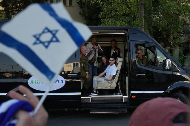 [페타티크바=AP/뉴시스] 지난해 10월 13일(현지 시간) 가자지구 평화 구상 1단계 휴전에 따라 가자지구에서 풀려난 이스라엘 인질이 환영을 받으며 이스라엘의 한 병원에 도착하고 있다. (사진=뉴시스DB)