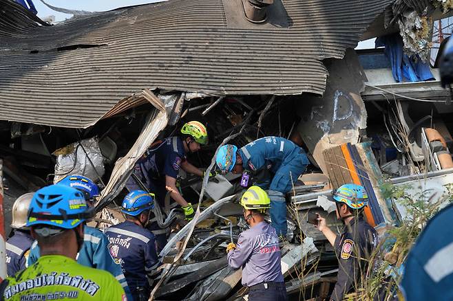 [시키오=AP/뉴시스] 14일(현지 시간) 태국 나콘랏차시마주 시키오 고속철 공사장 크레인이 여객 열차로 추락한 현장에서 구조대가 수색 작업을 하고 있다. 경찰은 195명이 탑승한 열차 객차에 크레인이 덮쳐 최소 25명이 숨지고 80여 명이 다쳤다고 밝혔다. 2026.01.14.