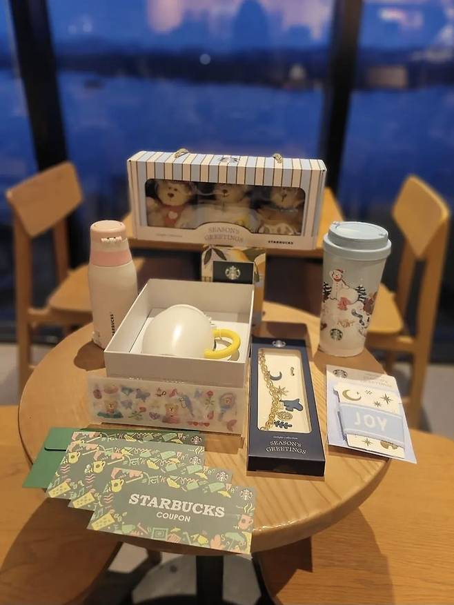 [서울=뉴시스]2026년 스타벅스 럭키백 구성의 한 예. (사진출처: SNS 캡처) 2026.01.15.