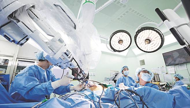 [울산=뉴시스] 울산대학교병원 의료진이 '무흉터 단일공(SP) 로봇 수술'을 세계 최초로 성공했다. 사진은 수술 모습. 2026.01.15. (사진=울산대병원 제공) photo@newsis.com *재판매 및 DB 금지