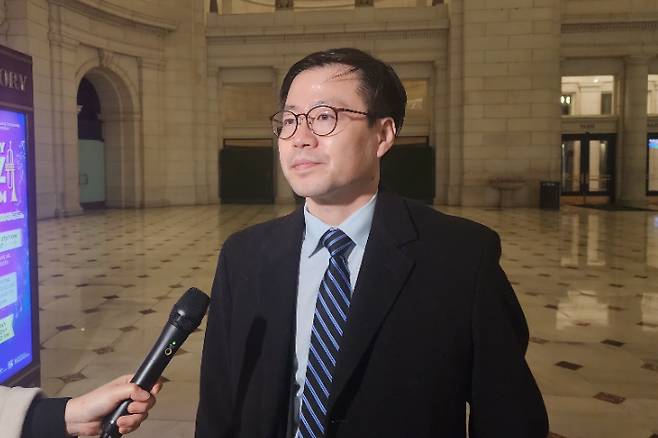 미국을 방문 중인 여한구 산업통상부 통상교섭본부장이 14일(현지시간) 미국 워싱턴DC의 유니온역에서 한국 특파원들과 만나 질문에 답하고 있다. 연합뉴스