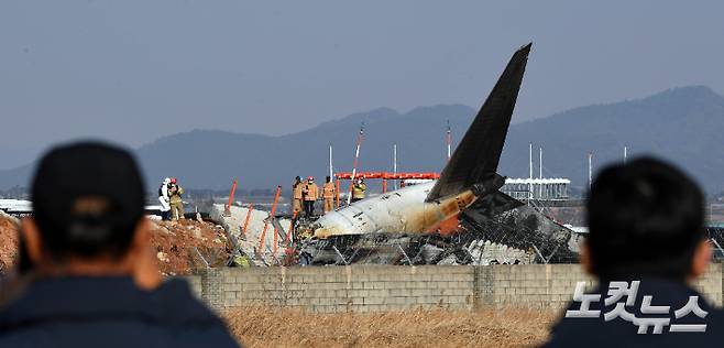 전남 무안국제공항에서 탑승객 181명을 태운 여객기가 착륙 중 활주로를 이탈해 사고가 발생한 지난해 12월 29일 사고현장에서 소방대원들이 수습작업을 벌이고 있다. 황진환 기자