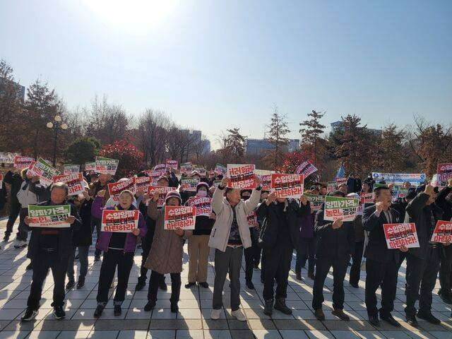 전국양파생산자협회 관계자가 수입 양파 통관 절차 강화를 촉구하며 손팻말을 들고 있다. 전국양파생산자협회