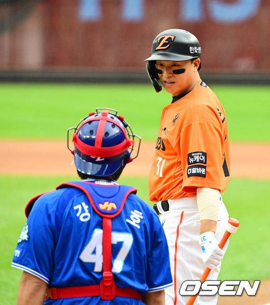 [OSEN=대전, 지형준 기자] 19일 오후 대전 한화생명볼파크에서 2025 신한 SOL Bank KBO리그 포스트시즌 플레이오프 2차전 한화 이글스와 삼성 라이온즈의 경기가 열렸다.한화는 라이언 와이스, 삼성은 최원태를 선발 투수로 내세웠다.1회말 한화 선두타자 손아섭이 타석에 들어서며 삼성 강민호와 이야기를 나누고 있다. 2025.10.19 /jpnews@osen.co.kr