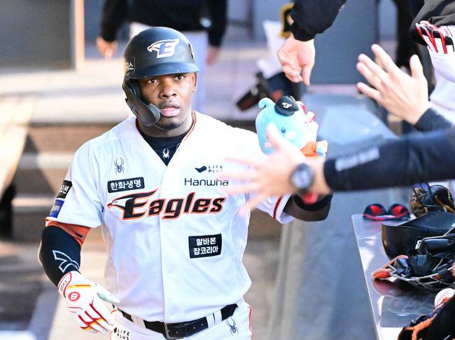 [OSEN=대전, 김성락 기자] 28일 대전 중구 한화생명이글스파크에서 ‘2024 신한 SOL Bank KBO리그’ 한화 이글스와 롯데 자이언츠의 경기가 열렸다.이날 홈팀 한화는 문동주, 원정팀 롯데는 박세웅을 선발로 내세웠다.3회말 한화 선두타자 페라자가 솔로 홈런을 날린 뒤 더그아웃에서 동료선수들과 하이파이브를 하고 있다. 2024.05.28 / ksl0919@osen.co.kr