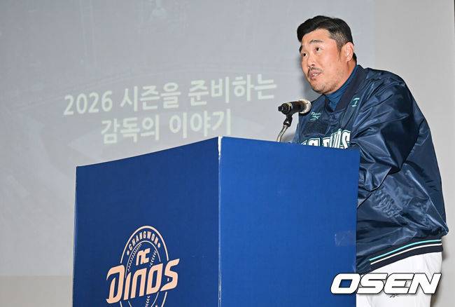 [OSEN=창원, 이석우 기자] NC 다이노스가 5일 마산야구센터 올림픽기념관 공연장에서 2026년 신년회를 개최했다.이번 신년회에는 이진만 대표이사, 임선남 단장, 이호준 감독, 공필성 퓨처스 감독, 주장 박민우를 비롯해 선수, 코칭스태프, 임직원 등 200명이 참가했다.이호준 감독이 2026 시즌을 준비하는 감독의 이야기를 발표하고 있다. 2026.01.05 / foto0307@osen.co.kr