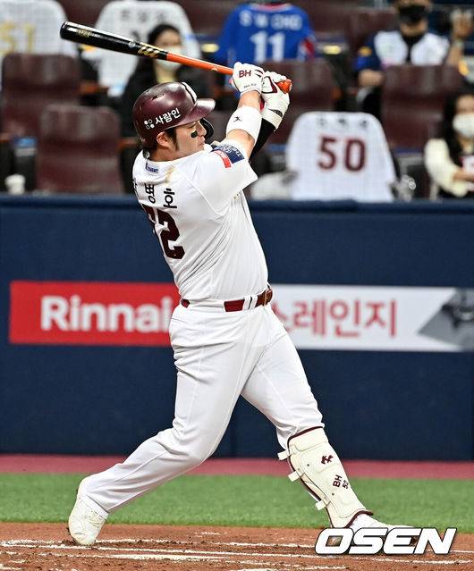 [OSEN=고척, 지형준 기자] 29일 오후 서울 고척스카이돔에서 ‘2021 신한은행 SOL KBO리그’ 키움 히어로즈와 KT 위즈의 경기가 열렸다.1회말 2사 만루에서 키움 박병호가 역전 2타점 적시 2루타를 날리고 있다.&nbsp;2021.10.29 /jpnews@osen.co.kr