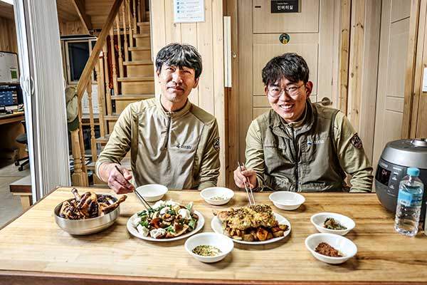 따뜻한 한 끼 식사를 즐기는 임지선 주임과 오경록 계장. 이미 배가 좀 부른 상태에서도 계속 먹게 되는 마성의 맛이었다. 톡쏘는 겨자소스와 빵가루가 만들어 낸 식감이 환상적이다.