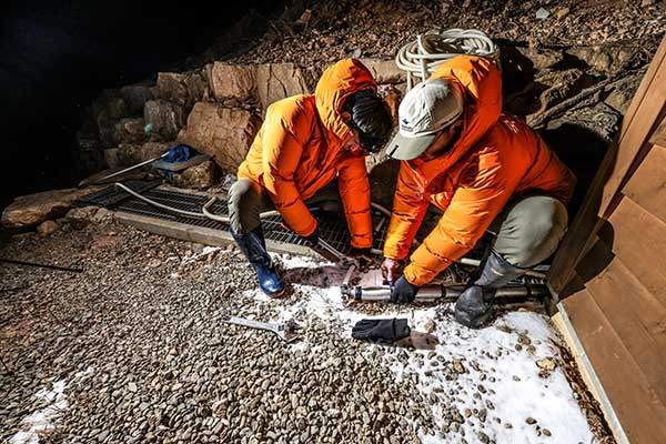 산불방지기간에도 대피소에는 할 일이 많다. 동파방지 작업을 하는 두 레인저들.