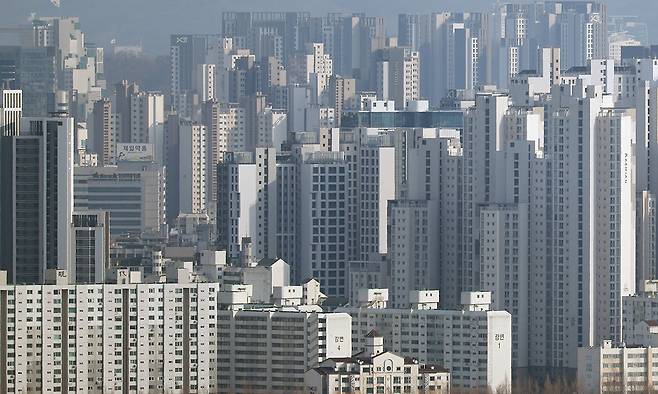 최근 서울 강남권 아파트 단지에서는 “자금조달계획서를 다시 써야 한다”는 문의가 빗발치며 고가 현금 거래 매수자들의 긴장감이 고조되고 있다. 연합뉴스 자료사진