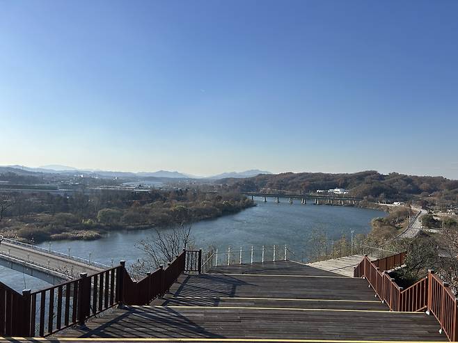 충북 충주시 동량면 조동리 ‘건지마을 노을숲’에서 바라본 전경. 충주시 제공