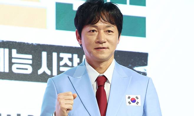 전 축구 선수 김남일이 14일 오후 서울 영등포구 페어몬트호텔에서 열린 JTBC 예능 '예스맨' 제작발표회에 참석해 포즈를 취하고 있다.
