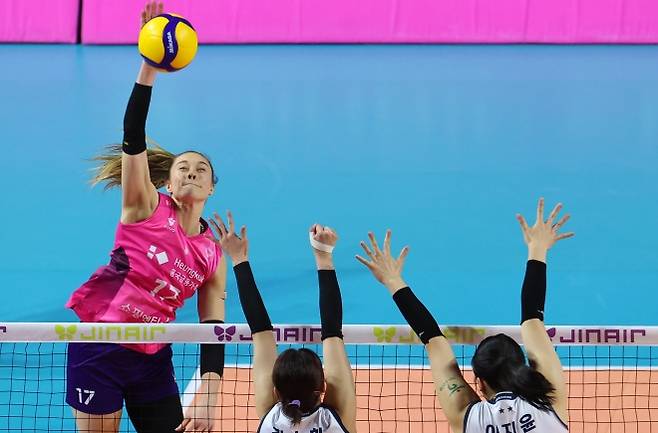 14일 인천 삼산월드체육관에서 열린 프로배구 V리그 여자부 흥국생명과 한국도로공사의 경기에서 흥국생명의 외국인 주포 레베카가 강스파이크를 날리고 있다. 연합뉴스