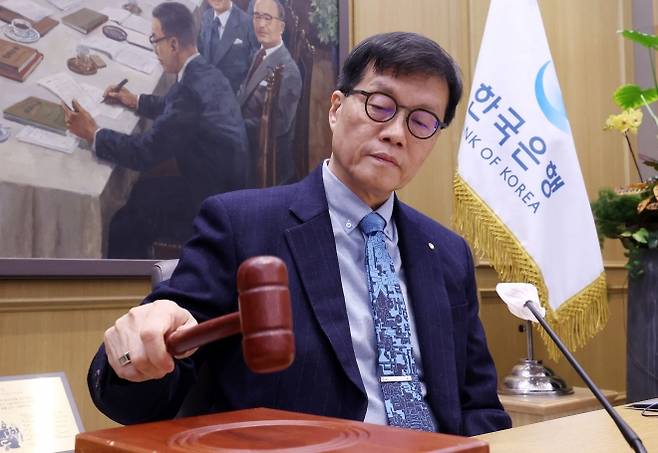 이창용 한국은행 총재가 15일 서울 중구 한국은행에서 열린 금융통화위원회 통화정책방향 회의에서 의사봉을 두드리고 있다. 2026.1.15 공동취재