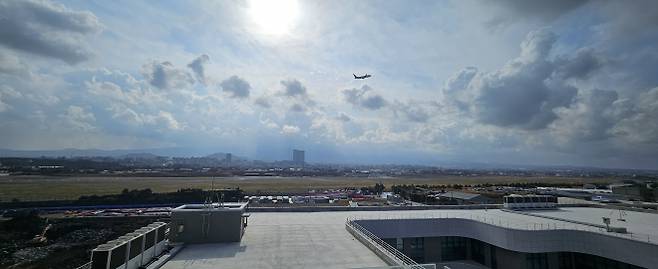 제주시 도두동 공공하수처리시설 내 50m 높이 전망대에서 바라본 남쪽 공항 활주로의 모습. 제주 강동삼 기자