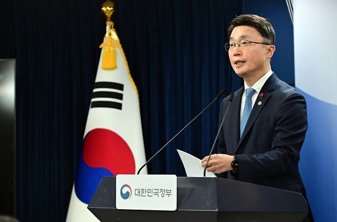 류제명 과학기술정보통신부 2차관이 15일 서울 종로구 정부서울청사에서 독자 AI 파운데이션 모델 프로젝트 1차 단계 평가 결과를 브리핑하고 있다. 2026.1.15 공동취재