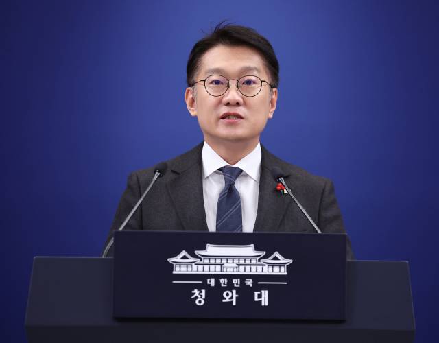 김남준 청와대 대변인이 지난달 24일 청와대 춘추관에서 이재명 대통령과 김혜경 여사의 희귀 질환 환우·가족 현장 간담회 참석 관련 브리핑을 하고 있다. 연합뉴스