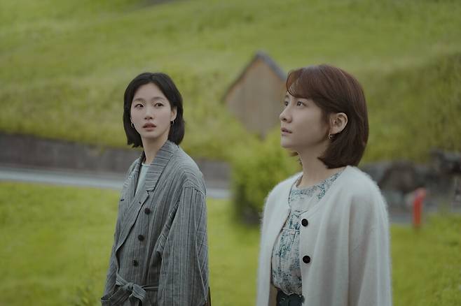 드라마 <은중과 상연>의 주인공 상연은 스위스에서 안락사를 선택하고, 은중은 그 길에 동행한다. ⓒ넷플릭스 제공