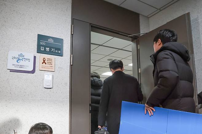 1월14일 김병기 더불어민주당 의원 사무실을 압수수색하기 위해 경찰이 들어가고 있다. ⓒ연합뉴스