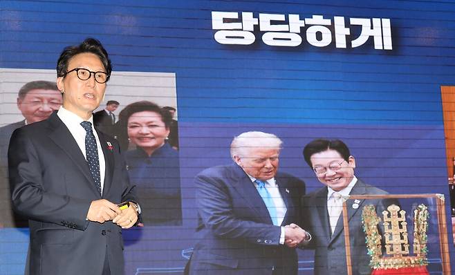 김민석 국무총리가 15일 강원도 춘천시 스카이컨벤션웨딩에서 열린 더불어민주당 강원도당 초청 'K-국정설명회'에 참석, 특별강연을 하고 있다. ⓒ연합뉴스