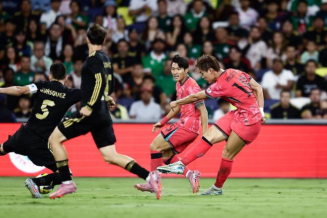 축구국가대표팀 공격수 오현규(오른쪽)가 지난해 9월 미국에서 치른 멕시코와 친선전 도중 슛을 때리고 있다. 사진제공|대한축구협회