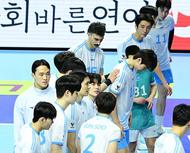 대한항공 선수들이 지난 13일 인천 계양체육관에서 열린 OK저축은행과의 경기에서 패한 뒤 아쉬워하고 있다. KOVO 제공