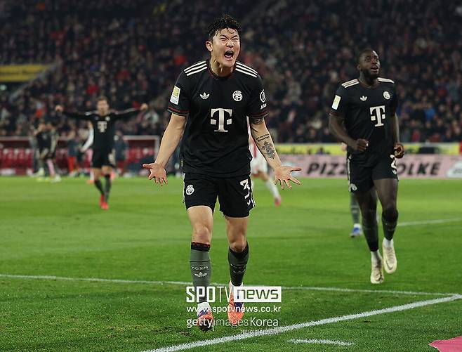 ▲ 김민재는 수비 안정화는 물론, 역전 헤더 득점으로 경기의 흐름을 뒤집은 핵심 선수로 자리매김했고, 현지 중계진도 해당 장면을 여러 차례 리플레이하며 “육중한 센터백이 보여준 놀라운 결단력”이라고 평가했다.