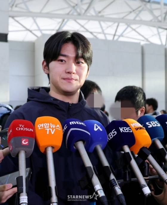 야구대표팀 김도영이 9일 인천공항을 통해 WBC 1차 전지훈련지인 사이판으로 떠나기 앞서 출국장에서 기자회견을 하고 있다. /사진=강영조 선임기자