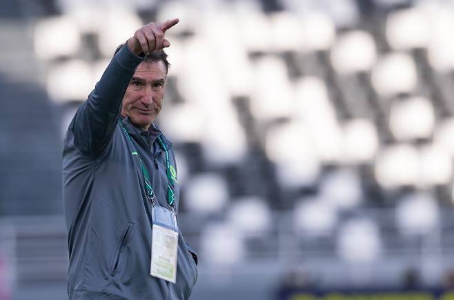 중국 23세 이하(U-23) 축구 국가대표팀은 14일(한국시간) 사우디아라비아 리야드에 위치한 알샤바브 스타디움에서 열린 태국과의 2026 아시아축구연맹(AFC) U-23 아시안컵 조별리그 D조 최종전에서 득점 없이 0-0 무승부를 거뒀다. 승리에 실패했지만 D조 2위로 8강 진출에 성공하면서 AFC U-23 아시안컵 역대 최초로 토너먼트 진출에 성공했다. 중국은 토너먼트 첫 경기에서 우즈베키스탄을 상대하고 한국은 중국을 밀어내고 D조 1위를 차지한 호주를 상대하게 됐다. AFC