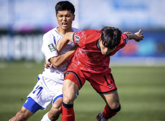 한국과 호주의 8강전은 오는 18일 0시30분에 열린다. 한국이 호주를 넘어 준결승에 오를 경우 일본과 요르단의 경기 승자와 맞대결을 펼치게 된다. 특히 B조에서 3전 전승 10득점 무실점을 기록하며 8강 무대를 밟은 일본은 지난 대회에 이어 이번 대회에서도 유력한 우승 후보로 꼽히고 있다. 이 감독은 호주전을 앞두고 '호주는 조직력과 공수 밸런스가 좋고, 신체적으로도 강한 팀'이라며 '팀 전체가 잘 준비해서 태극마크에 부끄럽지 않은 경기력을 보여줄 수 있도록 하겠다'는 출사표를 던졌다. AFC