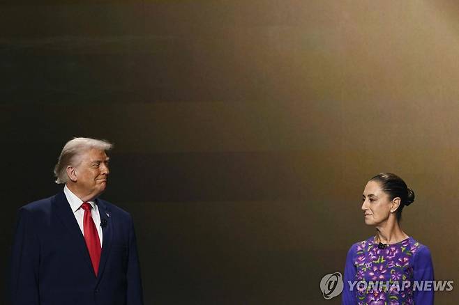 지난해 12월 월드컵 조추첨식에 함께한 트럼프 대통령(왼쪽)과 셰인바움 대통령 [AFP 연합뉴스. 재판매 및 DB 금지]